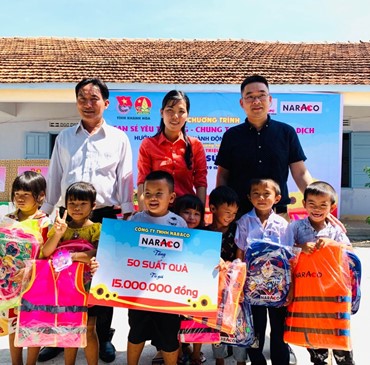 Công ty TNHH Naraco đã đóng góp phần quà trị giá 15 triệu đồng cho học sinh Điệp Sơn