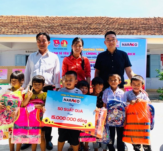 Công ty TNHH Naraco đã đóng góp phần quà trị giá 15 triệu đồng cho học sinh Điệp Sơn